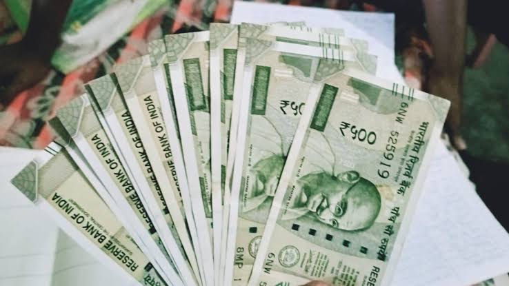 सरकारकडून मोठं गिफ्ट, कर्मचाऱ्यांची दिवाळी खऱ्या अर्थाने गोड होणार, 13,816 रुपये बोनस मिळणार पण कोणाला?